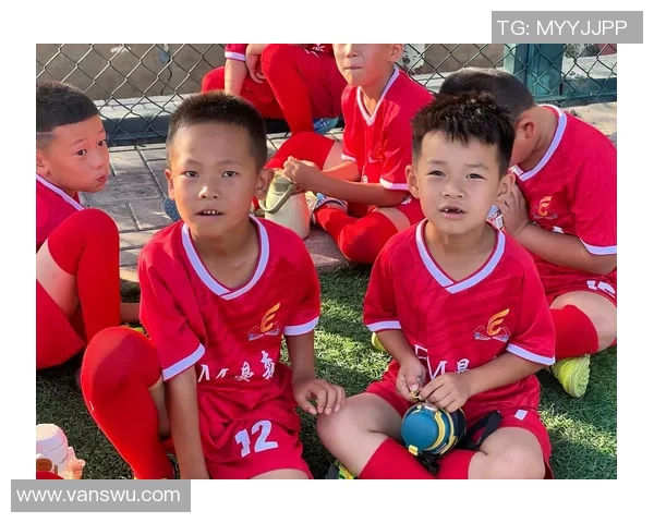 足球巨星手持相机定格赛场内外最真实动人瞬间 足球巨星手持相机定格赛场内外最真实动人瞬间